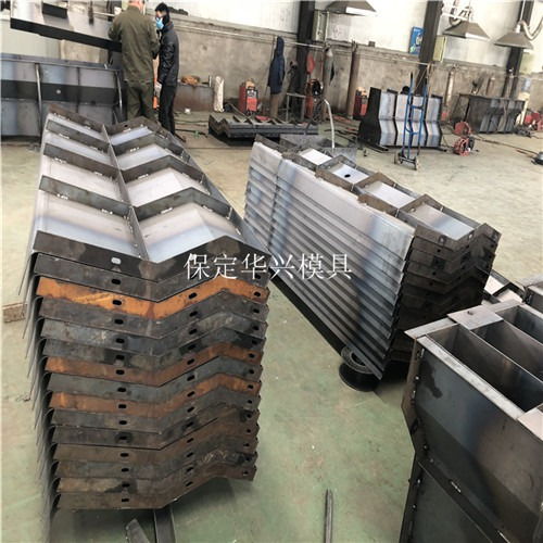 現澆防撞護欄模具的工廠加工與制作全流程解析